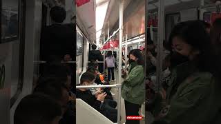 周一早上八点半，上班高峰开始，我这趟地铁上人不多，而反方向的那趟车已经人满为患。 #随手拍 #上海 #shanghai #上海生活 #交通