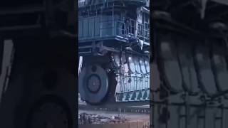Biggest engine in the world 2,500 lbs and 209,000 horsepower #respect