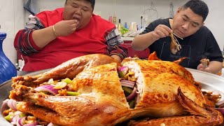 猴哥300元买了一只火鸡，用火烤了三个小时，两个人直接吃爽了！【胖猴仔】