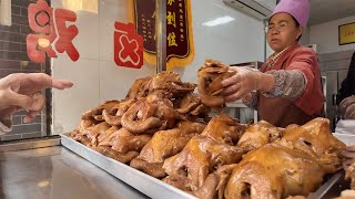 中国西安早市美食，每周只开两天的西仓集市，水煎包，河南胡辣汤，西安肉丸糊辣汤，本地人最爱的卤汁凉粉，非常酥脆的香酥牛肉饼，现炸现卖的各种丸子，配料丰富的菜夹馍，西安人离不开的白面馍，西仓集市热闹无比
