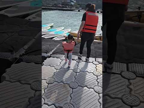 兩兄妹做天鵝船初體驗