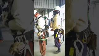 建設現場では毎朝朝礼が行われます。少人数の現場でも大規模な現場であっても必ず行われます。現場での作業は常に危険と隣り合わせなので、その日の工事を安全かつ効率的に進めるために朝礼で情報を共有するんです。
