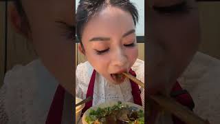 来成都见一位神秘女子 @言言_Conii💞 #vlog日常 #日常分享 #强烈推荐 #抖音美食推荐官 #撸串