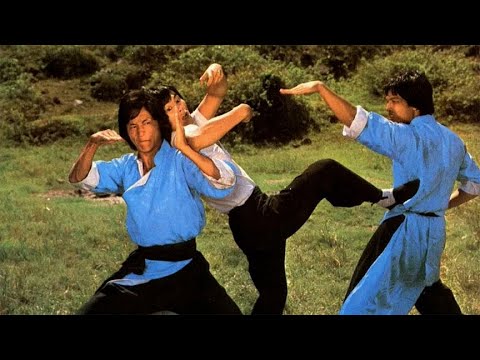 小伙将猴拳与醉拳相结合后，竟自创了一套猴形扣手。