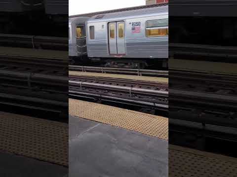 Southbound (D) Train departing at 25 Avenue Station