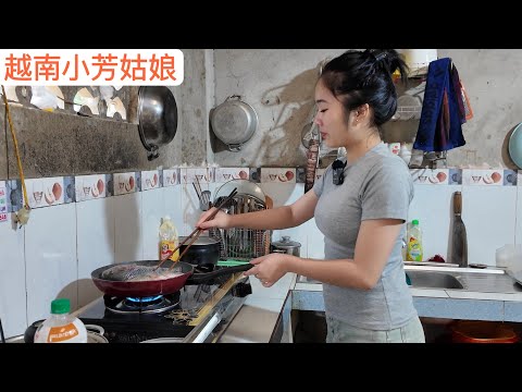 越南小芳姑娘亲手做饭给我吃，她是一个好老婆。