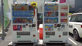 キャッシュレス決済対応ダイドードリンコの飲料自販機にてモバイルICOCAで飲料水購入（カメラ目線）