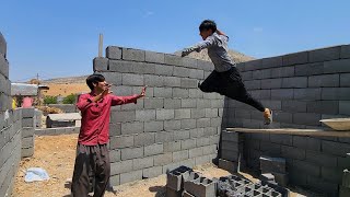 "A father's warm meeting with Abu and Ali: Family empathy in building the walls of Ali's house"🏡🤝🔨