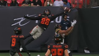 UNBELIEVABLE one-handed pick by Robert Carter Jr. | CFL