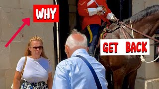 A Hilarious Tourist Clash: Snapping Selfies with the Regal Horse and King’s Guard at Horse Guards! 🐴