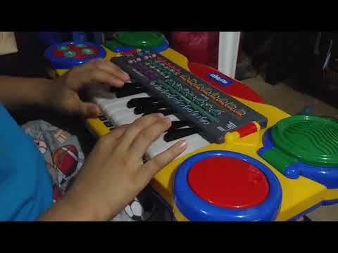 Tocando Piano niño.(2)