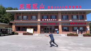 大连旅顺旅游留念～张立群65岁形意拳鹞形
