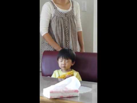 眠りながらとうもろこしを食べる息子w