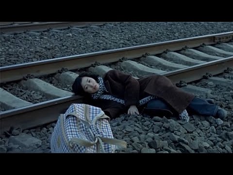 男人们骑车载着自己的老婆，把她们送去舞厅跳舞挣钱，国产电影