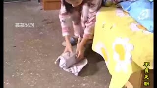 影视-女孩发现脚边有东西-立马喊来警察-打开一看傻眼了