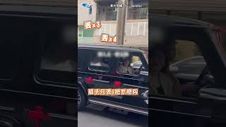 【脾氣有多差？】新娘連丟11把扇子！媽在後方狂撿「手上堆滿滿」 #shorts