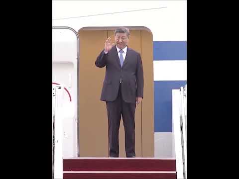 当地时间4月15日晚，中国国家主席习近平乘专机抵达吉隆坡，应马来西亚最高元首易卜拉欣邀请，对马来西亚进行国事访问。