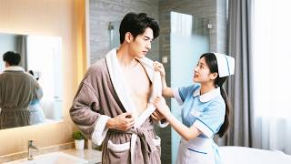 CEO tỷ phú độc thân 30 năm phớt lờ mọi cô gái nhưng lại yêu cô lao công lỡ kéo rơi áo choàng tắm!