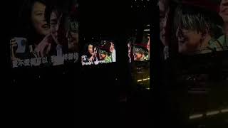#jokerxue #薛之谦 #薛之谦天外来物巡回演唱会  墨尔本站薛之谦喂鱼版幸运男粉丝给老薛亲上去了～好幸福啊