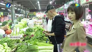 聂远和老婆秦子越一起逛菜市场，俩人好默契