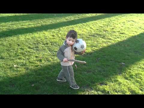 O Ryan jogando futebol.mp4