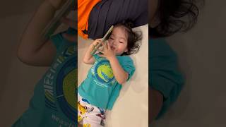 女兒小莫［育兒日常］妹妹愛哭鬼，聽到有好吃的水果才不哭緩慢起身。2y1m9d