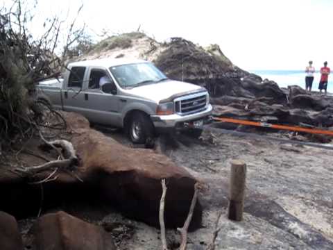 2 x land cruisers snatching Ford F250 fraser island