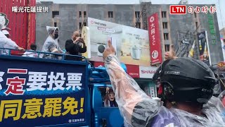 眼睛會說話！花蓮車掃被嗆「罷免傅崐萁」 韓國瑜竟比讚（曙光花蓮提供）